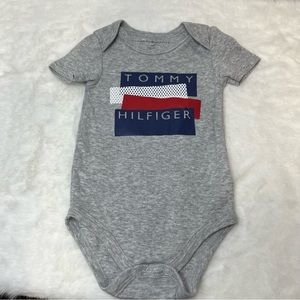 🌟4/$20 SALE🌟 Tommy Hilfiger Grey Onesie Size 12M